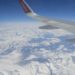 Vue depuis l’avion sur les Alpes enneigées