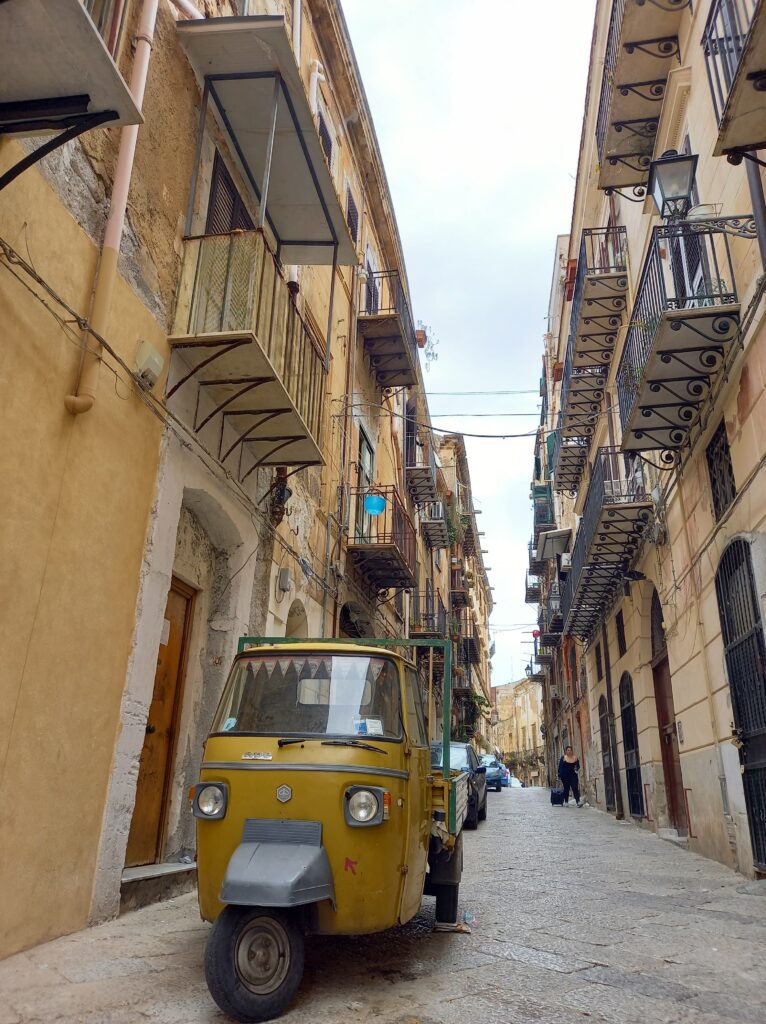 Rue typique avec tuk tuk à Palerme, Sicile